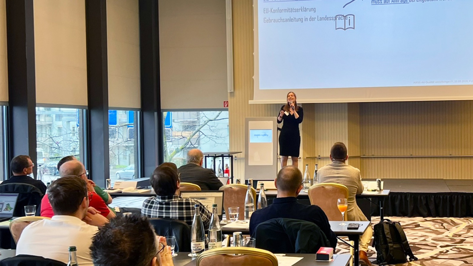 Laura Dorman bei einem interaktiven PSA-Training vor Publikum